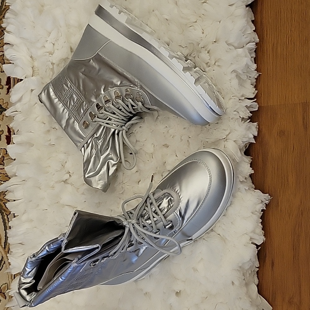 Silver metallic snow boot black fur lining laceup thick white rubber sole 7 NEW…